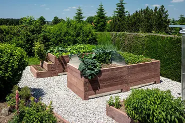 Hochbeete kaufen - verschiedene Hochbeete im Garten, Seitenansicht